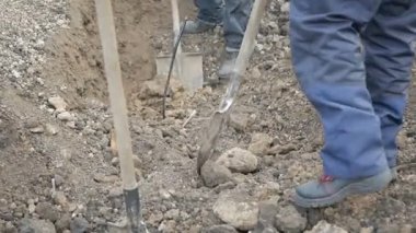 Erkek iletişim mühendis optik kablo ile çalışıyor