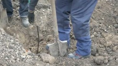 Erkek iletişim mühendis optik kablo ile çalışıyor
