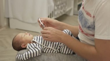 Yeni doğmuş bir bebek sıcaklığını kontrol baba