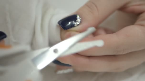 母の生まれたばかりの赤ちゃんの爪を切る — ストック動画