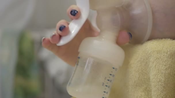 Madre haciendo electrónica de lactancia materna para su stock de leche para bebés — Vídeo de stock