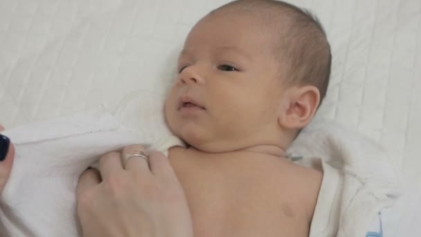 Mor klänningar en nyfödd baby — Stockvideo