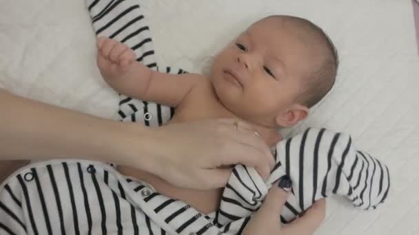 Mother dresses a newborn baby — Stock Video