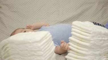 Bebek tek kullanımlık çocuk bezi yığını. Bebek hijyen
