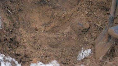 Optik kablo bağlantısı adam kazıyor