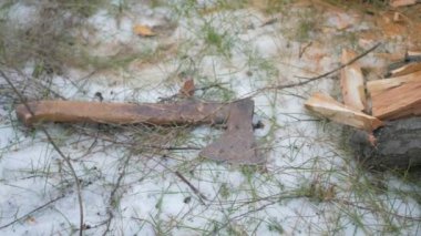Açık havada odun keserken işçi