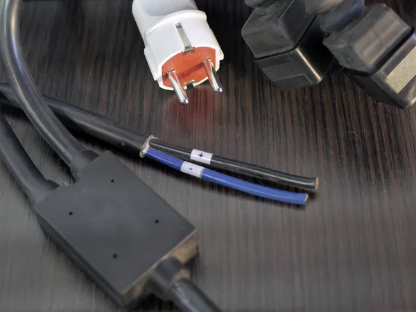 Ahşap bir masa arka plan üzerinde elektrikli tel.