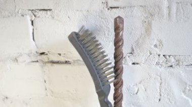 Metal ve paslı matkap üzerinde fırça