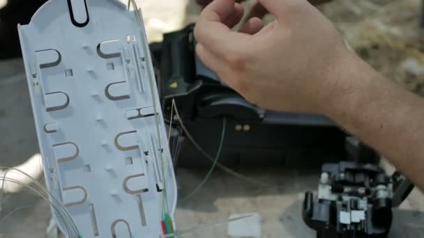 Инженер связи восстанавливает системы. 4K — стоковое видео
