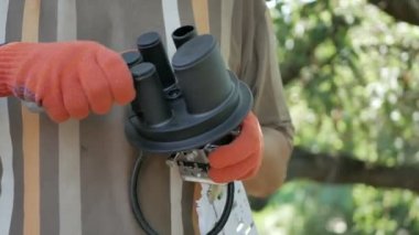 Teknisyenler kablo ile optik fiber kuruyorlar..