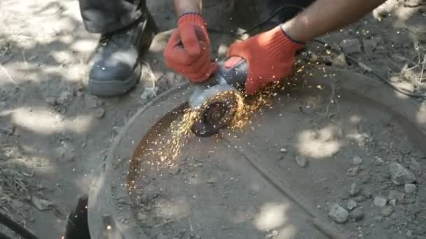 Человек работает с циркулярной пилой. Мухи искр от раскаленного металла . — стоковое видео