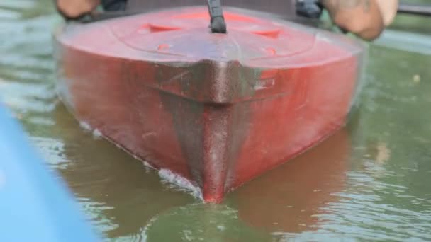 Close-up de um barco a remos ao amanhecer . — Vídeo de Stock