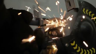 Bir keskinleştirme makinesi üzerinde çalış.