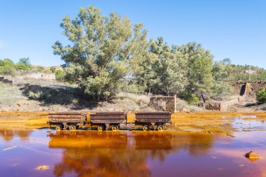 Huelva 'daki (İspanya) Riotinto eski madenlerinin kalıntıları)