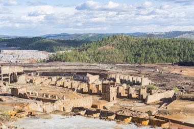 Huelva 'daki (İspanya) Riotinto eski madenlerinin kalıntıları)