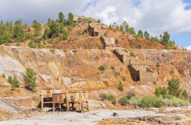Huelva 'daki (İspanya) Riotinto eski madenlerinin kalıntıları)