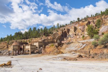 Huelva 'daki (İspanya) Riotinto eski madenlerinin kalıntıları)