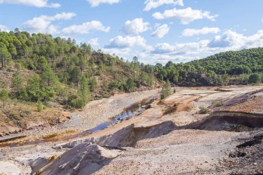 Huelva 'daki (İspanya) Riotinto eski madenlerinin kalıntıları)
