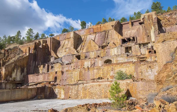 Huelva 'daki (İspanya) Riotinto eski madenlerinin kalıntıları)