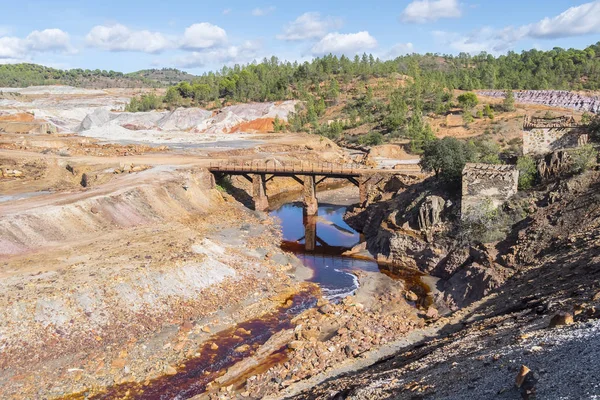 Huelva 'daki (İspanya) Riotinto eski madenlerinin kalıntıları)