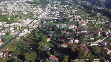 şehrin üzerinde uçan