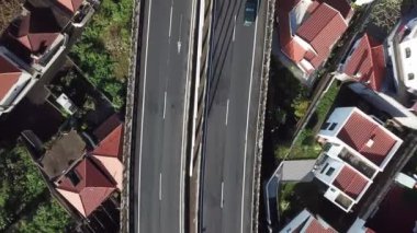 şehrin üzerinde uçan