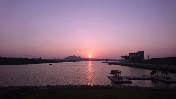 Güneşin renginde güzel bir gökyüzü