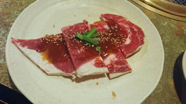 İnce kesilmiş et, lezzetli bir ızgara için hazır ol..