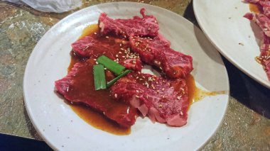 İnce kesilmiş et, lezzetli bir ızgara için hazır ol..