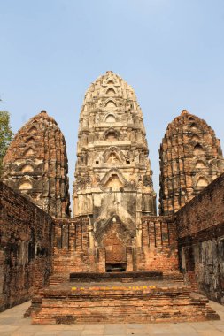 Sukhothai Tarihi Parkı 'ndaki Buda heykelleri ve aptallar.