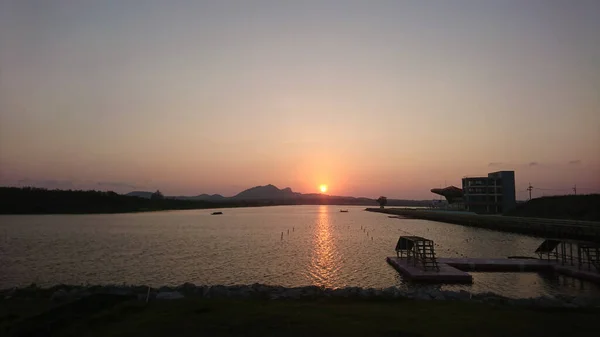 Güneşin renginde güzel bir gökyüzü