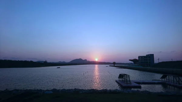 Güneşin renginde güzel bir gökyüzü