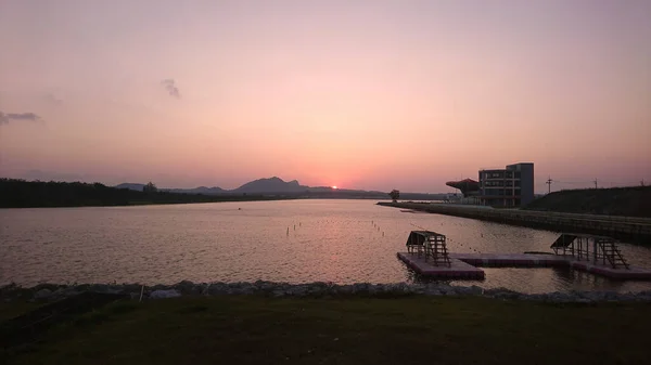 Güneşin renginde güzel bir gökyüzü