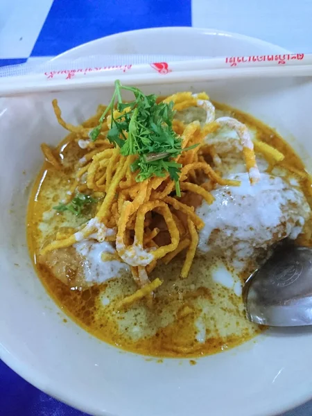 Mükemmel pişirilmiş düz yumurtalı şehriye ve yumuşak desenli, nemli ve taze et, Hindistan cevizi kremalı hafif baharatlı bir çorbanın içinde güneşleniyor. Bu kutsal karışım zerdeçal ile güzelce renklendirilmiş ve soylu ar serbest bırakılmış.