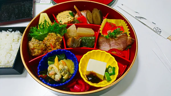 Lezzetli geleneksel Japon yemek büfesi, pilav, sebze, kızarmış tavuk, tofu, deniz ürünleri, yumurta rulosu ve domuz rostosu..