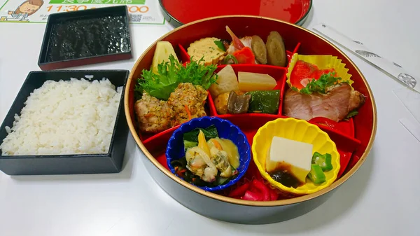 Lezzetli geleneksel Japon yemek büfesi, pilav, sebze, kızarmış tavuk, tofu, deniz ürünleri, yumurta rulosu ve domuz rostosu..