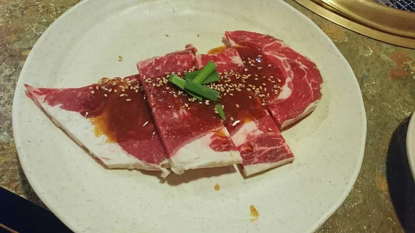 İnce kesilmiş et, lezzetli bir ızgara için hazır ol..