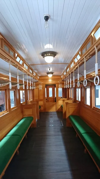 Trenin eski moda iç mekan fotoğrafları. Hala çekici görünüyorlar.
