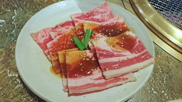 İnce kesilmiş et, lezzetli bir ızgara için hazır ol..