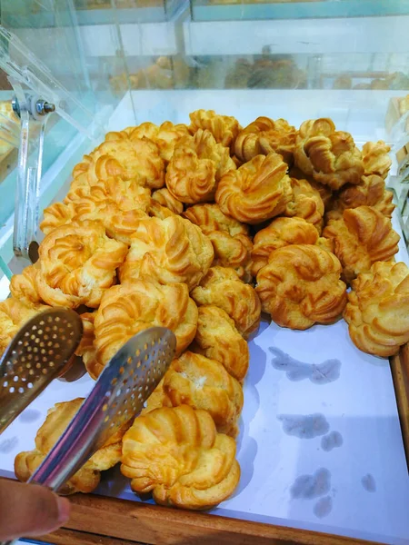 Eclair, un, şeker, süt, tereyağı ve yumurtanın mükemmel kombinasyonu..