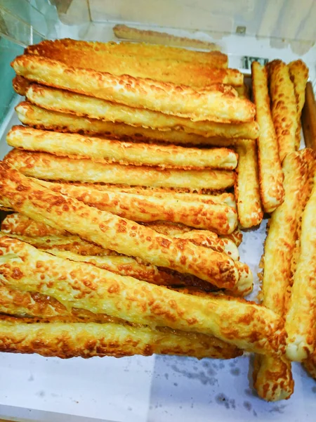 Peynir çubuğu un, şeker, konsantre süt, tereyağı, yumurta ve peynirin mükemmel kombinasyonu..