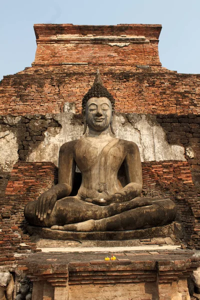 Sukhothai Tarihi Parkı 'ndaki Buda heykelleri ve aptallar.