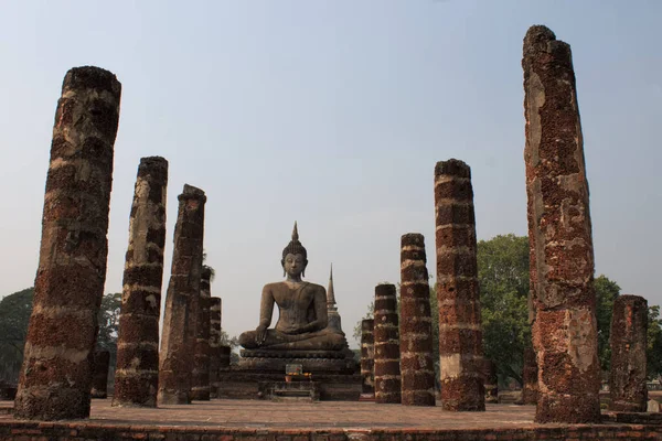 Sukhothai Tarihi Parkı 'ndaki Buda heykelleri ve aptallar.