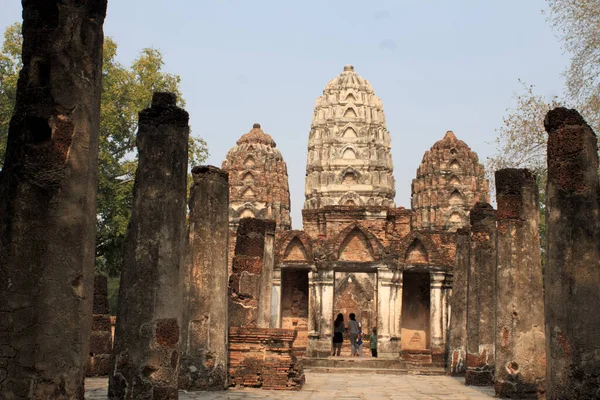Sukhothai Tarihi Parkı 'ndaki Buda heykelleri ve aptallar.