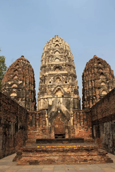 Sukhothai Tarihi Parkı 'ndaki Buda heykelleri ve aptallar.