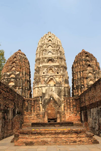 Sukhothai Tarihi Parkı 'ndaki Buda heykelleri ve aptallar.