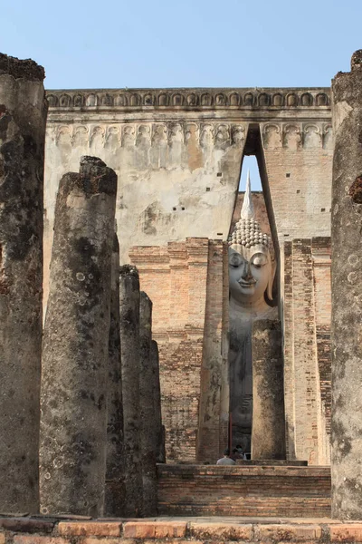Sukhothai Tarihi Parkı 'ndaki Buda heykelleri ve aptallar.