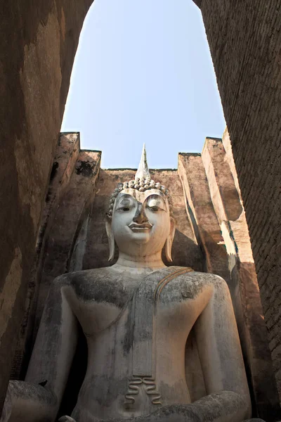 Sukhothai Tarihi Parkı 'ndaki Buda heykelleri ve aptallar.