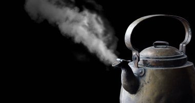 Siyah arka planda kaynayan su ısıtıcısı, vintage, retro, pirinç, bakır, ben