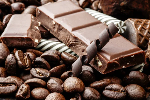 Chocolate con granos de café, dulces, cafeína, oscuro, natural, clo — Foto de Stock